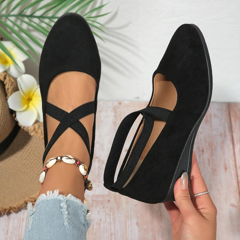Clara Valdés - Zapatos de cuña baja cómodos con correa elástica y acabado liso