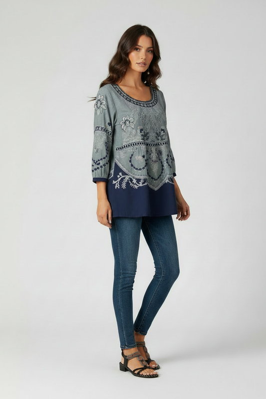 Blusa bordada con fondo #d7dbde