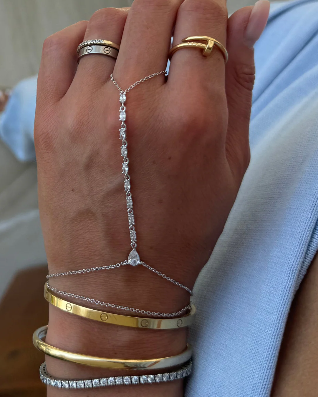 Mía – Cadena de Mano Bañada en Plata