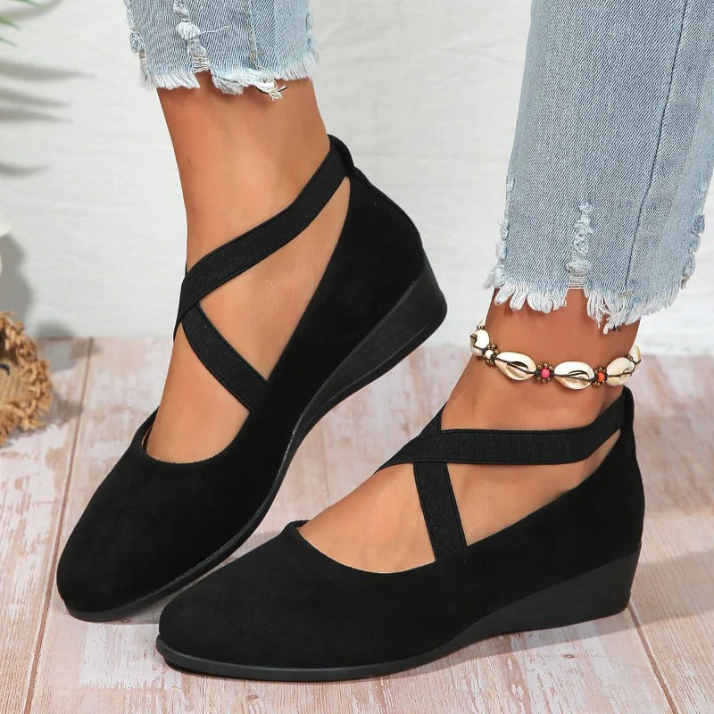 Clara Valdés - Zapatos de cuña baja cómodos con correa elástica y acabado liso