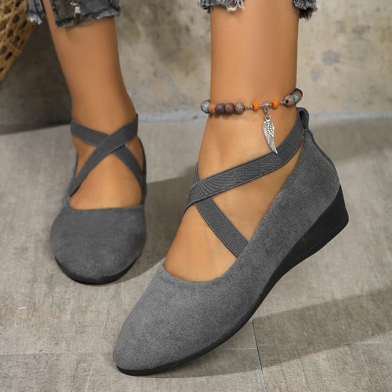 Clara Valdés - Zapatos de cuña baja cómodos con correa elástica y acabado liso