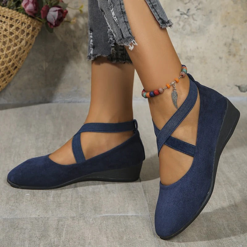Clara Valdés - Zapatos de cuña baja cómodos con correa elástica y acabado liso