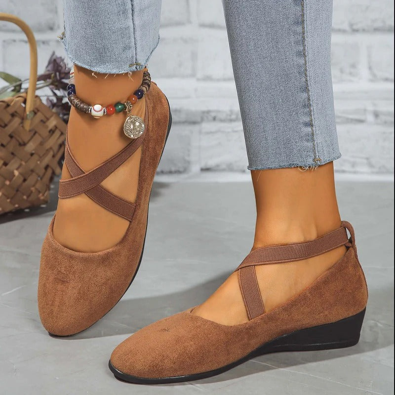Clara Valdés - Zapatos de cuña baja cómodos con correa elástica y acabado liso