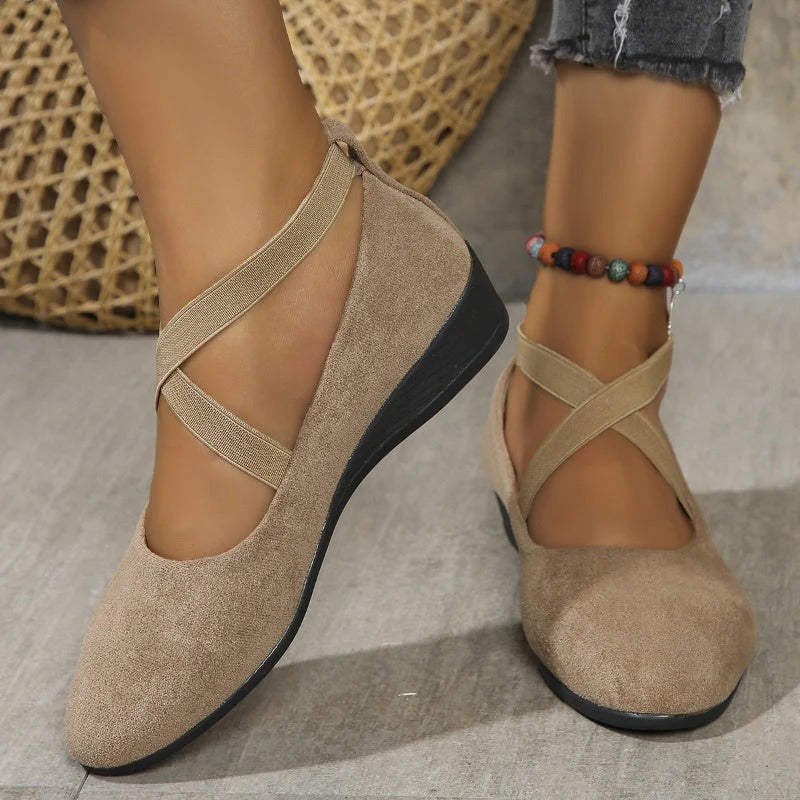 Clara Valdés - Zapatos de cuña baja cómodos con correa elástica y acabado liso