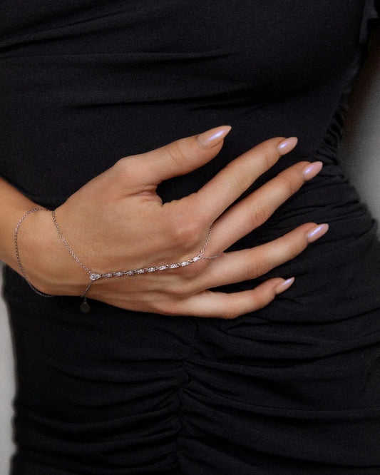 Mía – Cadena de Mano Bañada en Plata