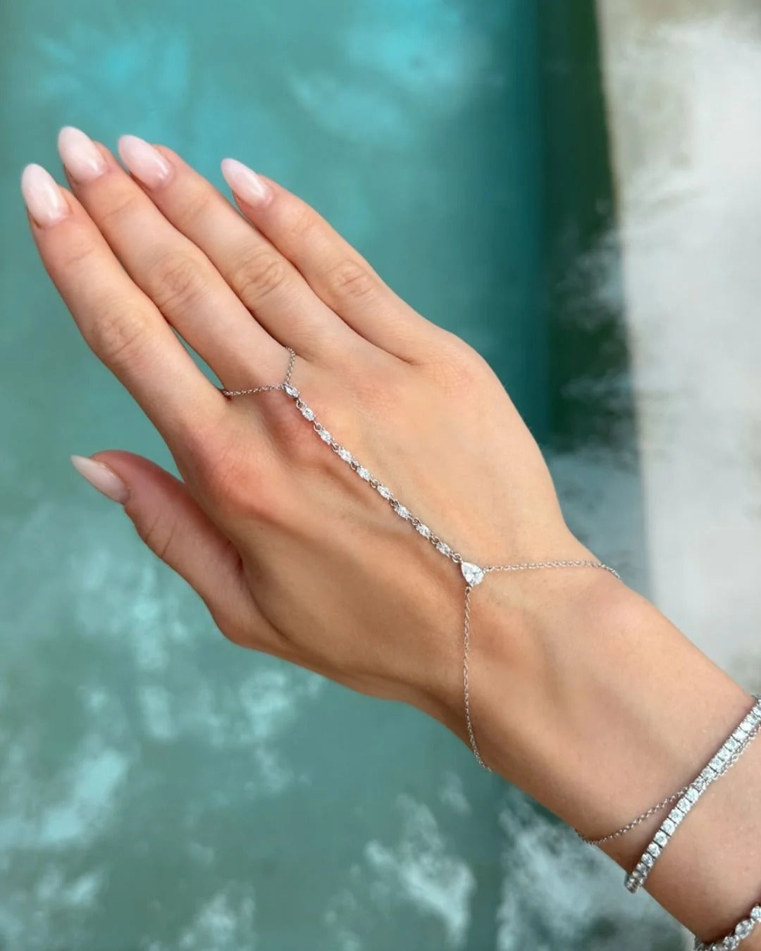 Mía – Cadena de Mano Bañada en Plata
