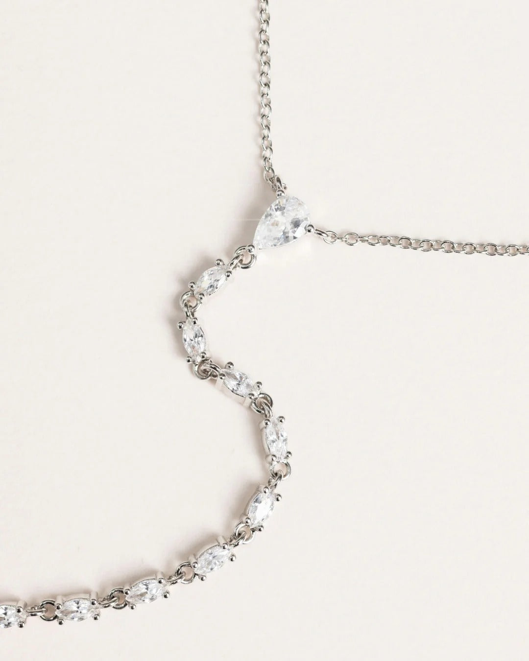 Mía – Cadena de Mano Bañada en Plata