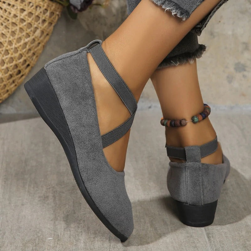 Clara Valdés - Zapatos de cuña baja cómodos con correa elástica y acabado liso
