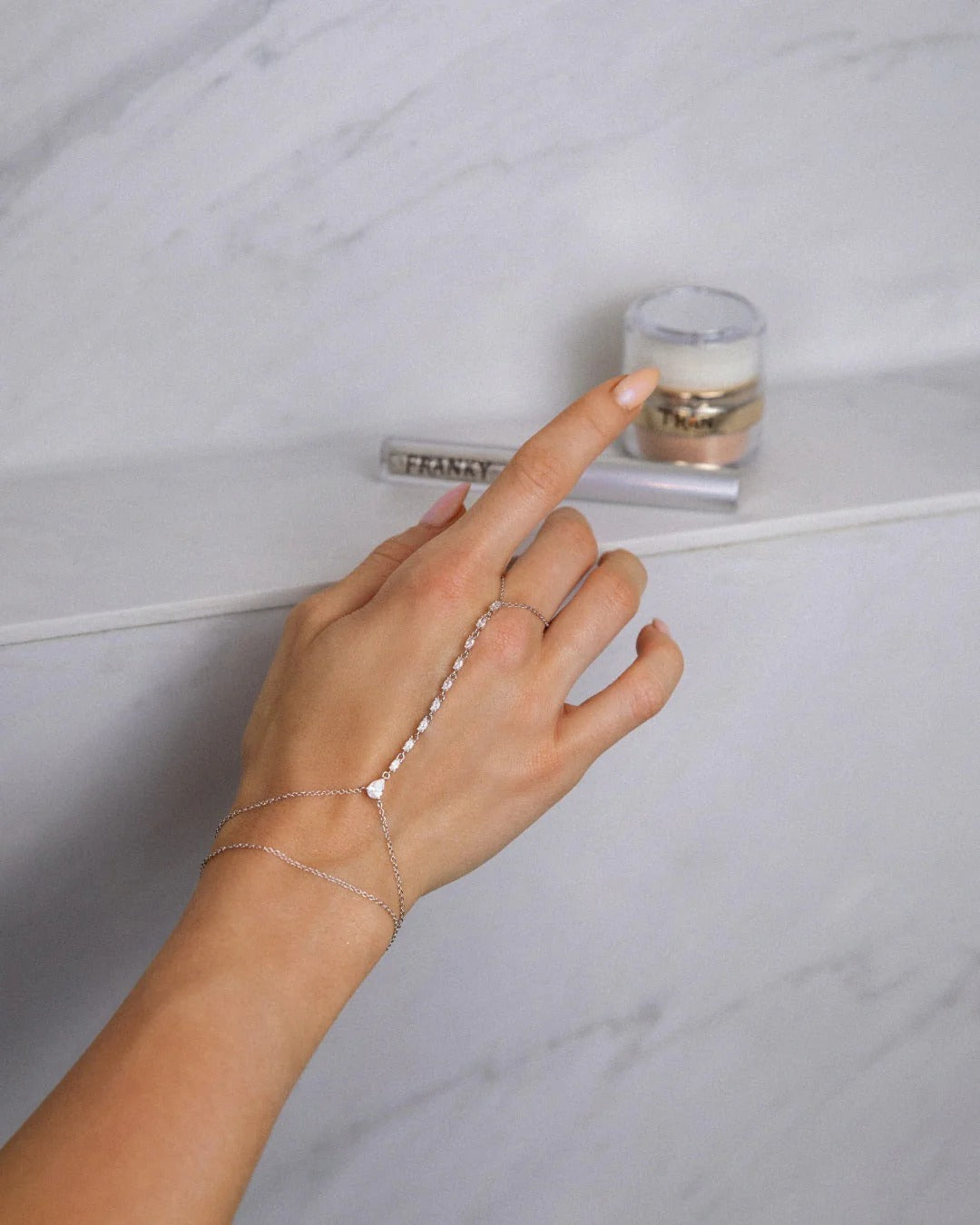Mía – Cadena de Mano Bañada en Plata
