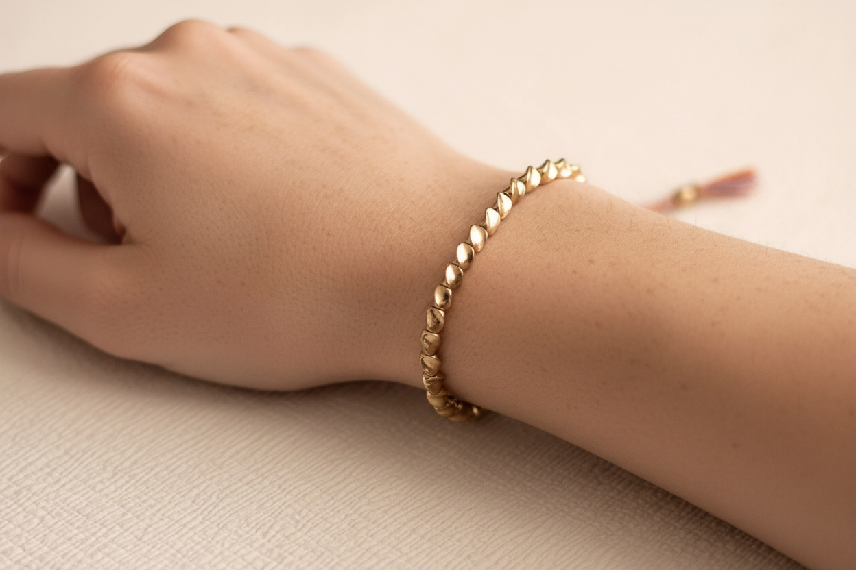 Modelo con pulsera original