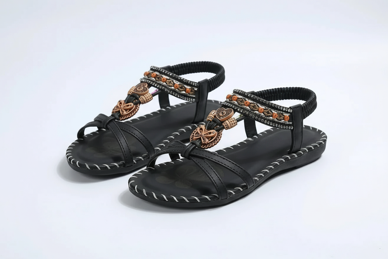 Sandalias bohemias en negro sobre fondo gris