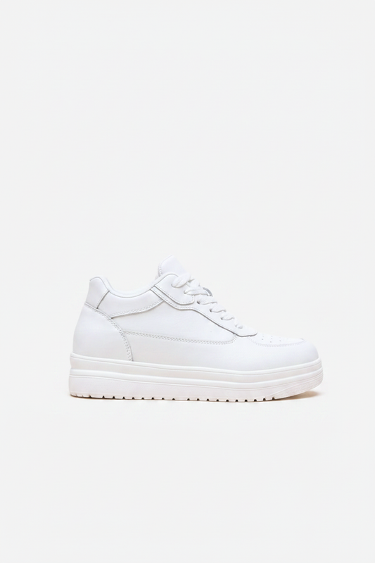 Sneakers blancas con fondo blanco